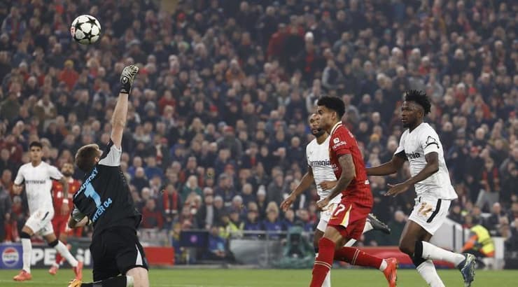 לואיס דיאס מקפיץ מעל לוקאס הרדצקי