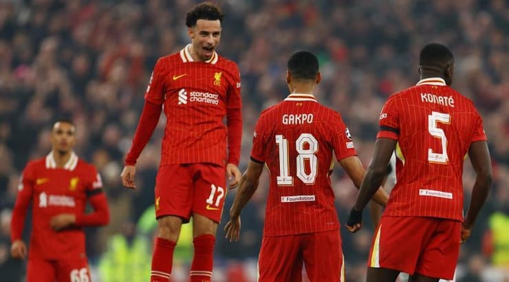 קלטיס ג'ונס, קודי גאקפו ושחקני ליברפול מאושרים