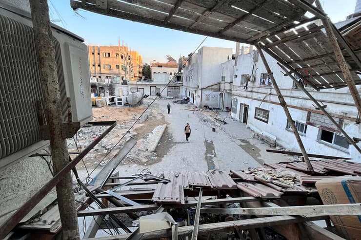 סביבת בית החולים. ילד אחד במצב קשה, בצה"ל קבעו: הוא נפגע ממטען של מחבלים ( צילום: AFP) בית החולים כמאל עדוואן שבבית לאהיא