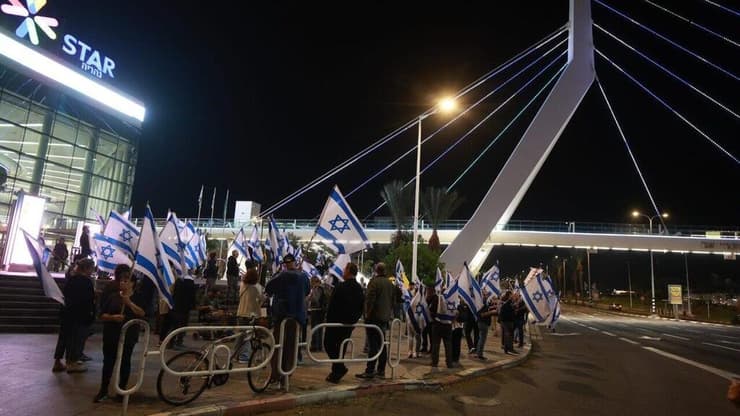הפגנה בנהריה נגד פיטורי יואב גלנט