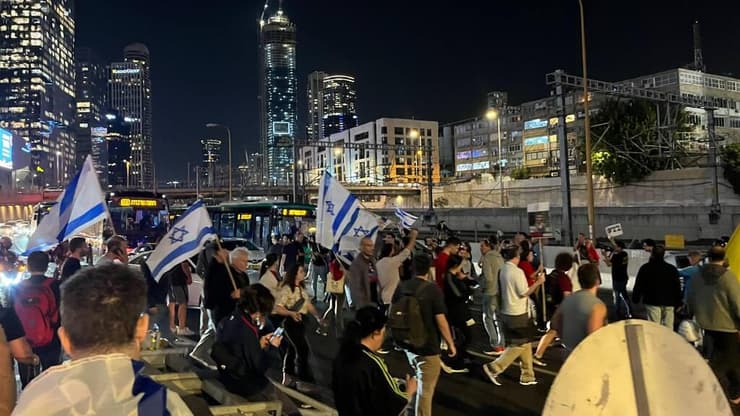  מחאה נגד פיטורי שר הביטחון יואב גלנט בצומת קפלן