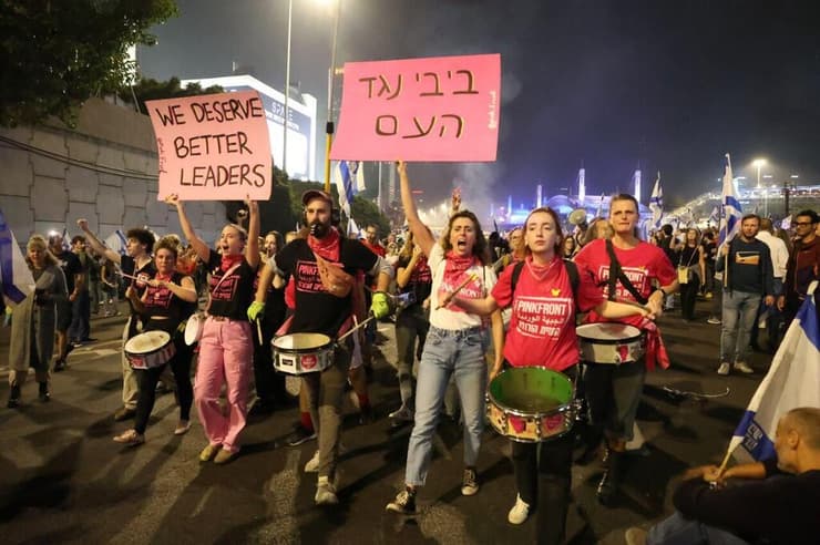 מחאה נגד פיטורי שר הביטחון יואב גלנט בצומת קפלן (צילום: דנה קופל) מחאה נגד פיטורי שר הביטחון יואב גלנט בצומת קפלן
