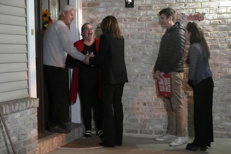 האריס דוקפת על דלת ב רידינג פנסילבניה כדי להוציא בוחרים לקלפי בחירות ארה"ב