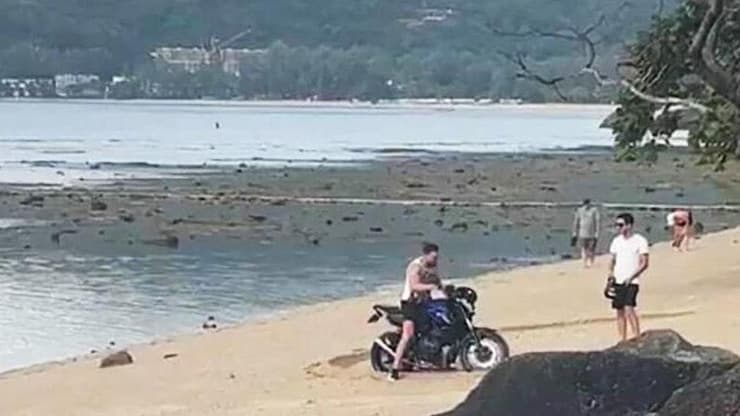 התייר הישראלי מתחפר על החוף בתאילנד (צילום שהפיצה משטרה תאילנד לכלי התקשורת) תייר ישראלי רכב על אופנוע בחוף הים בתאילנד
