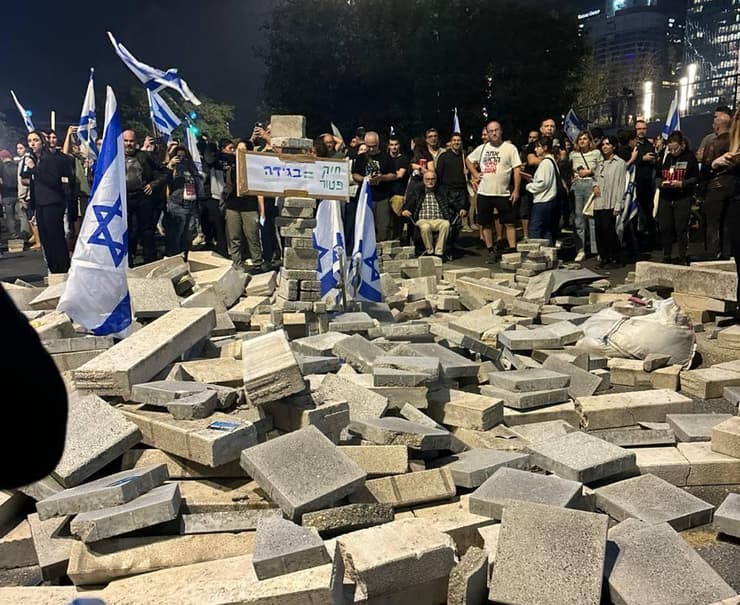 מחאות נגד פיטורי גלנט בתל אביב