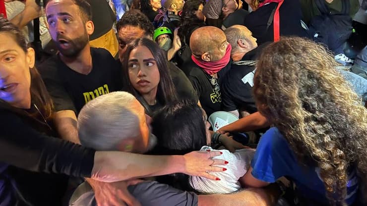 עימותים בין השוטרים למפגינים במחאות נגד פיטורי גלנט בתל אביב