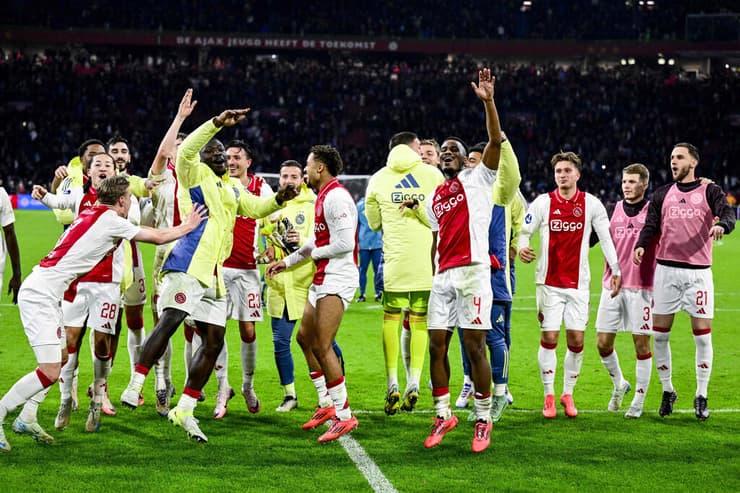 שחקני איאקס חוגגים את הניצחון על איינדהובן