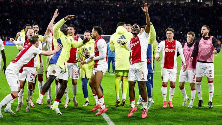 שחקני איאקס חוגגים את הניצחון על איינדהובן