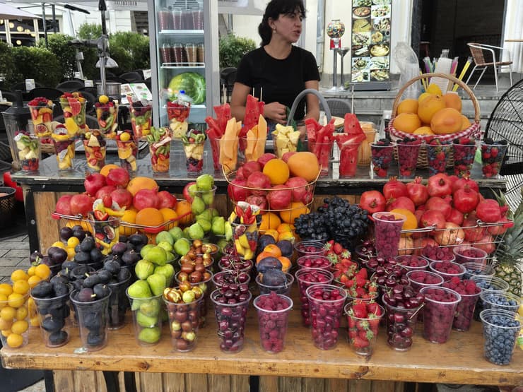 דובדבנים, פטל ופירות יער בדוכנים שפזורים ברחובות
