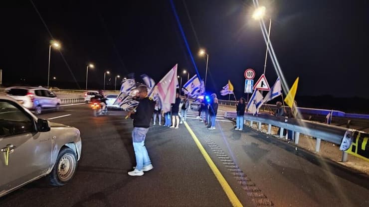 מחלף בית ינאי בכביש החוף (צילום: מחאת העם עמק חפר) מחאה בכביש החוף בשל פיטוריו של שר הבטחון יואב גלנט בעת מלחמה