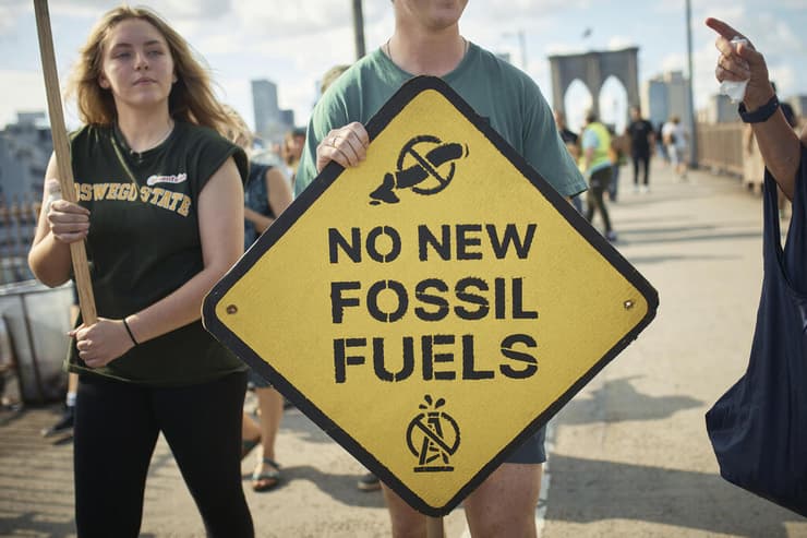 מחאה כנגד תעשיית הדלקים המאובנים