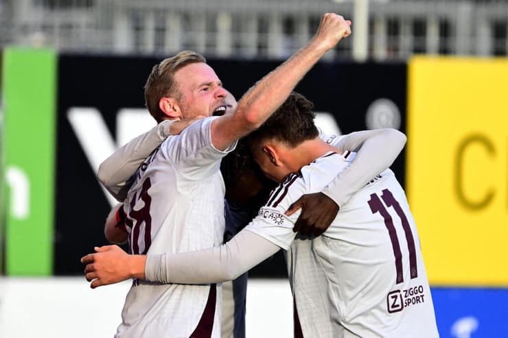 דייבי קלאסן חוגג עם החברים