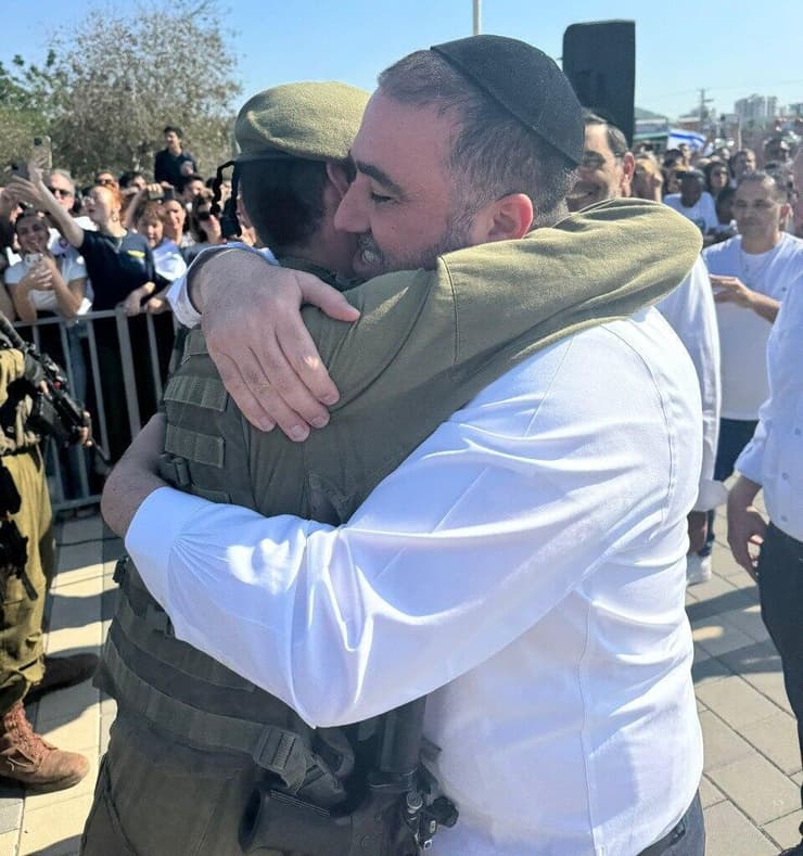 השר משה ארבל מש"ס מחבק חייל חרדי מגדוד נצח יהודה. היחס לחיילים השתנה, אך העוול נמשך (צילום: עמותת נצח) שר הפנים משה ארבל מש"ס מחבק חייל חרדי מגדוד נצח יהודה, שסיים את הכשרתו
