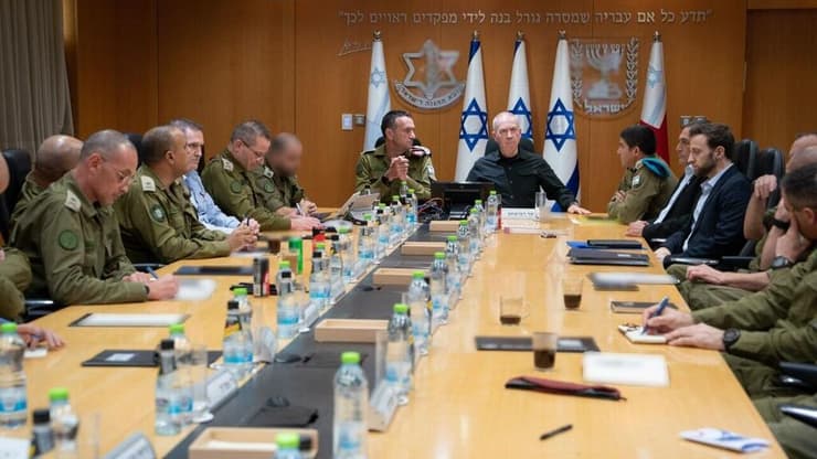 שר הביטחון יואב גלנט בפגישהעם חברי פורום המטה הכללי של צה״ל, בראשות הרמטכ״ל רב אלוף הרצי הלוי