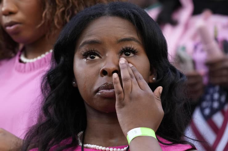 קהל מחכים ל נאום קמלה האריס