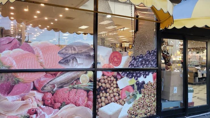 אחת החנויות שהושחתו (צילום: חשבון X של StopAntisemitism) אחת החנויות שהושחתו