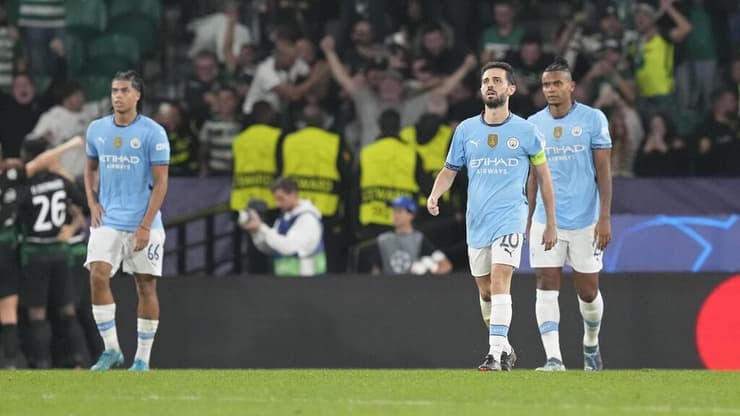 הסגל פחות טוב השנה. שחקני מנצ'סטר סיטי מאוכזבים בהפסד לספורטינג ליסבון (AP Photo/Armando Franca) שחקני מנצ'סטר סיטי מאוכזבים