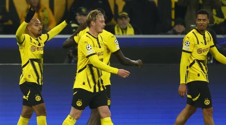 שחקני דורטמונד חוגגים עם מאלן