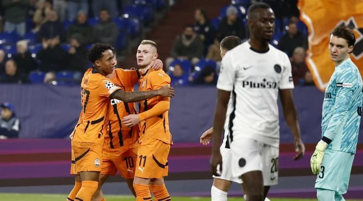 שחקני שחטאר דונייצק חוגגים