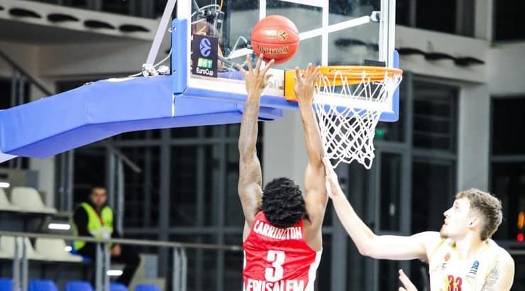 קאדין קרינגטון עולה לסל