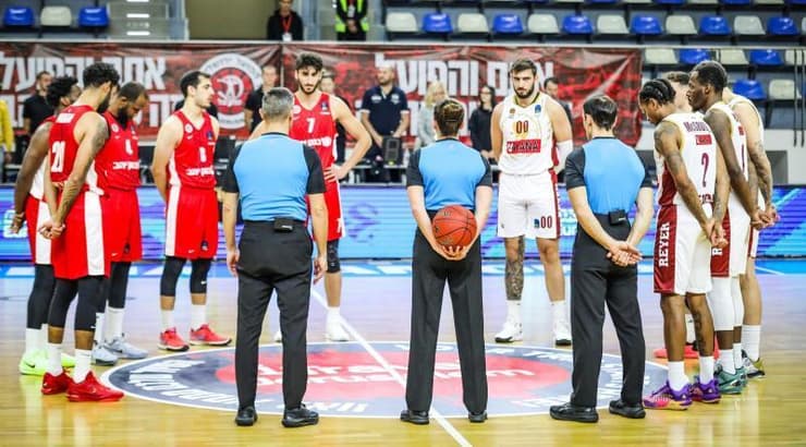 השחקנים לפני המשחק