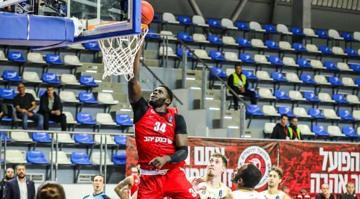 דרק אוגביידה מטביע