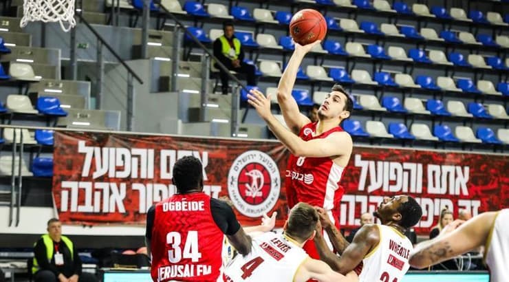 נועם דוברת עולה לסל