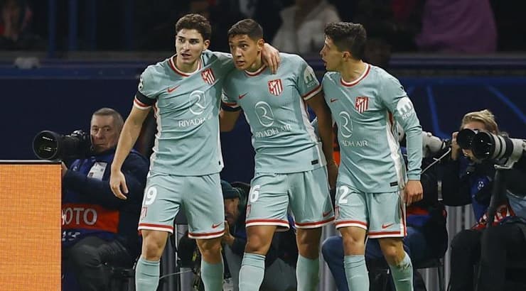 ג'וליאנו סימאונה, נהואל מולינה וחוליאן אלברס חוגגים (רויטרס) ג'וליאנו סימאונה, נהואל מולינה וחוליאן אלברס חוגגים