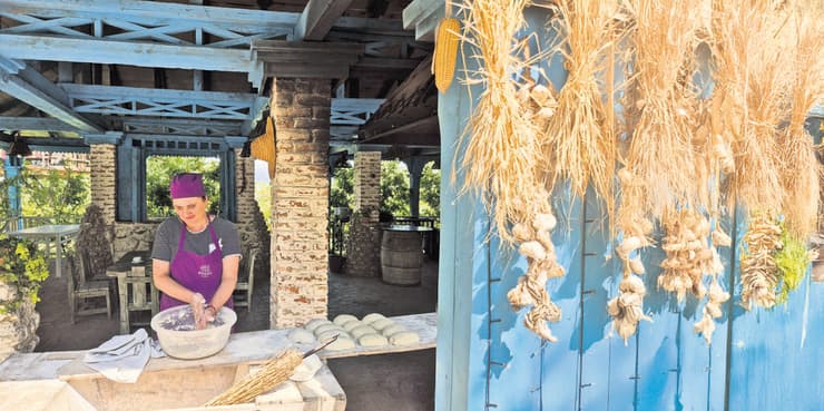 אישה גיאורגית מלמדת איך להכין חינקלי