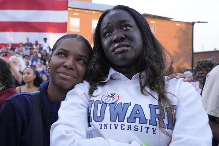 קהל מחכים ל נאום קמלה האריס