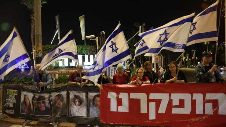 מאות ברעננה (צילום: מיכה ורדי) מחאה בצומת רעננה בשל פיטוריו של שר הבטחון יואב גלנט בעת מלחמה