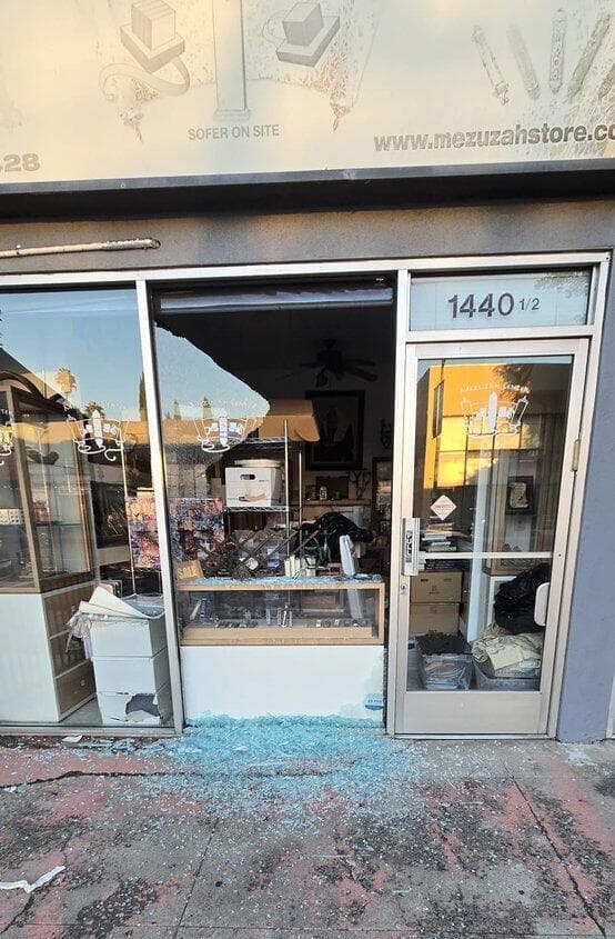 חלונות הראווה נופצו. משטרת לוס אנג'לס חוקרת (צילום: חשבון X של StopAntisemitism) החלונות נופצו