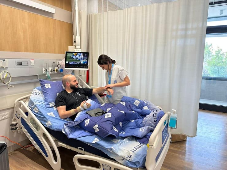 אחות ומטופל במחלקת השיקום בהדסה (צילום: דוברות הדסה) המרכז הרפואי הדסה