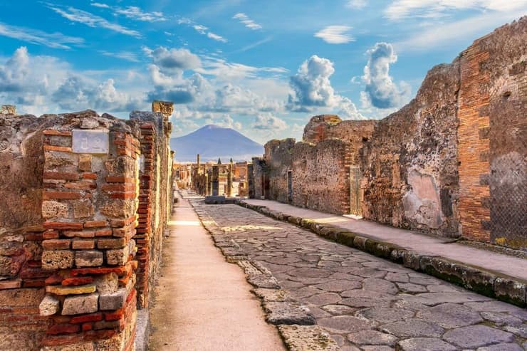 שרידי העיר פומפיי, ברקע הר הגעש וזוב