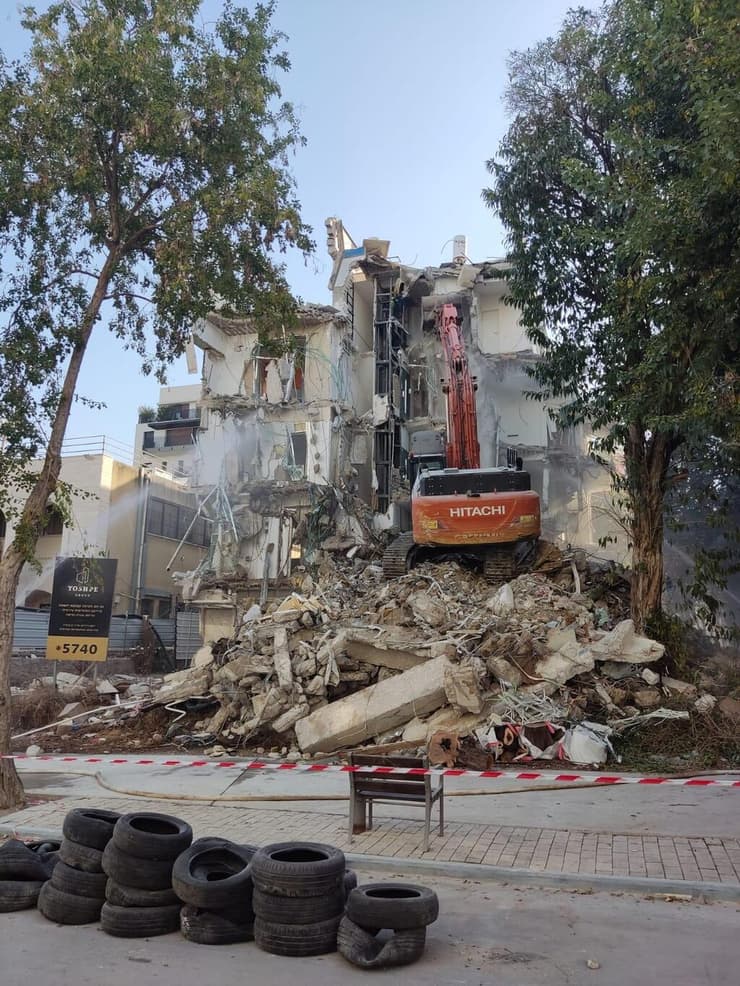 הריסת המבנה הישן בסמאסט 30 תל אביב (צלם: עידן אנדרס) הריסת המבנה הישן בסמאסט 30 תל אביב