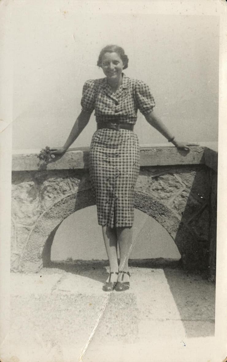 חנה סנש בגיל 16