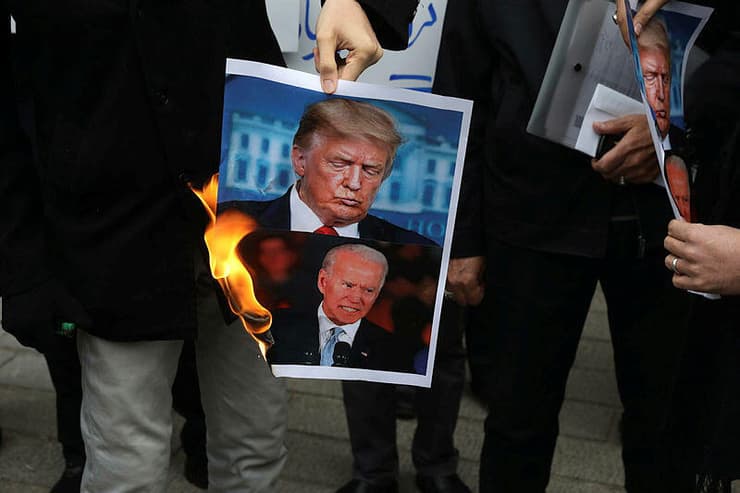 הטינה באיראן לא נעלמה. שורפים תמונה עם טראמפ וביידן בטהרן, ב-2020 (צילום: Vahid Salemi) שורפים את תמונתו של טראמפ בטהרן איראן
