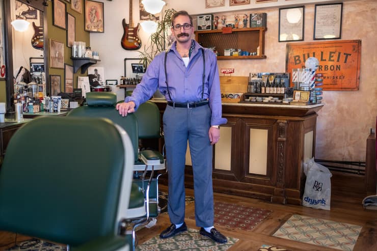 נאש הינדי במספרה שלו בירושלים