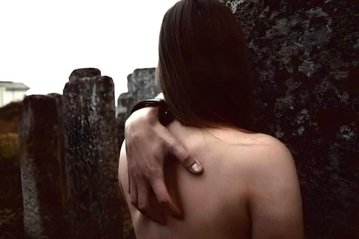 תמונות אירוטיות ליד קברי יהודים