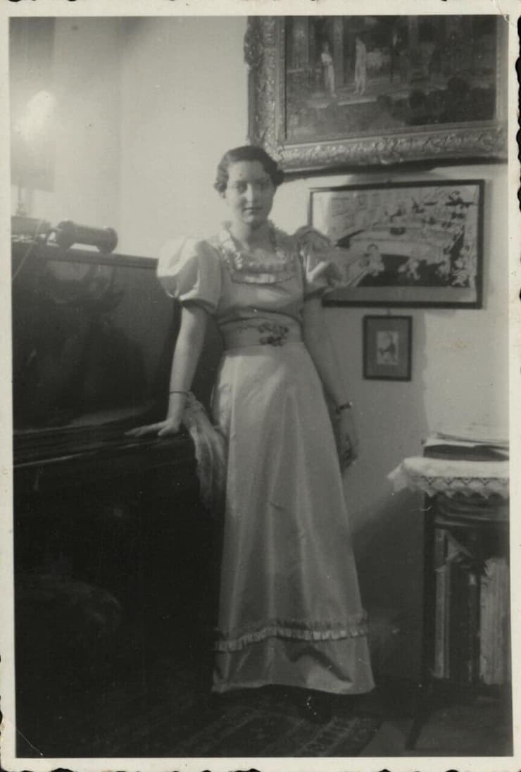 חנה סנש בגיל 16