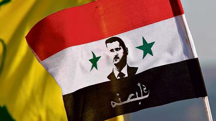 דגל סוריה עם תמונת בשאר אל-אסד עם הכיתוב: "אוהבים אותך", בהפגנת הזדהות עם חיזבאללה בדמשק