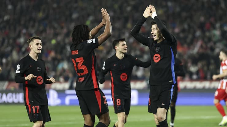 שחקן ברצלונה ז'ול קונדה עם רוברט לבנדובסקי