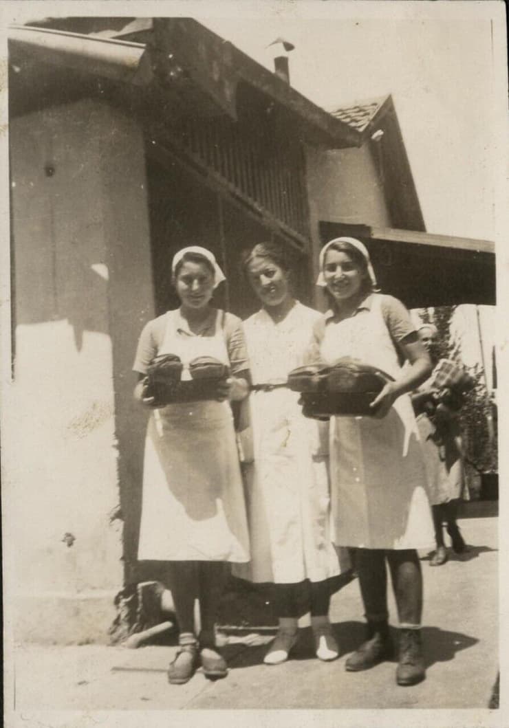 חנה סנש במאפיה בנהלל עם לאה ורבקה זיף