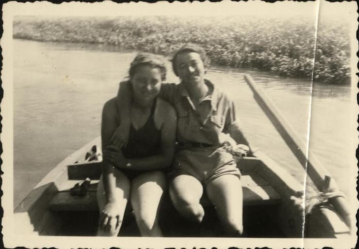 חנה סנש וחברתה מרים פרגמנט על סירה בנהר הירדן