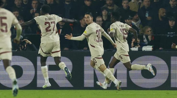 אוסקר גלוך ושחקני רד בול זלצבורג בטירוף (רויטרס) אוסקר גלוך ושחקני רד בול זלצבורג בטירוף