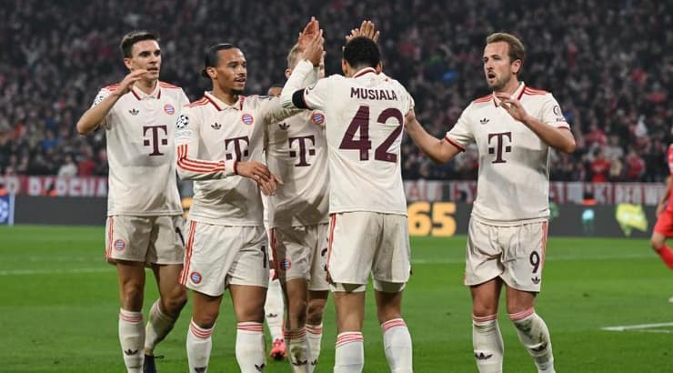 שחקני באיירן מינכן חוגגים עם ג'מאל מוסיאלה (רויטרס) שחקני באיירן מינכן חוגגים עם ג'מאל מוסיאלה