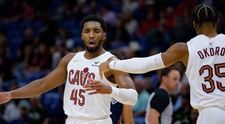 דונובן מיטשל חוגג