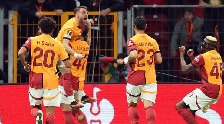 שחקני גלאטסראיי חוגגים