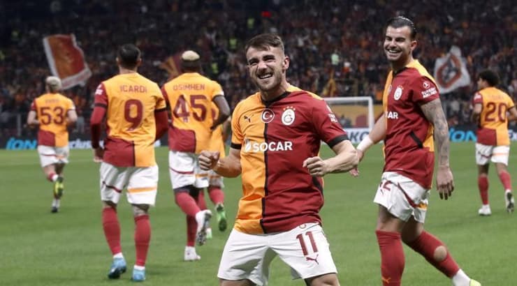 יונוש אקגון חוגג