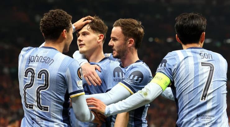 שחקני טוטנהאם חוגגים